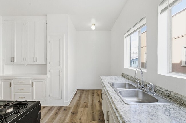 Photo - 707 W 48th St Unidad 707 1/2