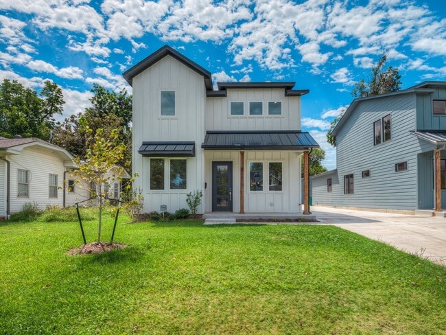 Building Photo - Spacious 4-Bedroom Home with Thoughtful De...