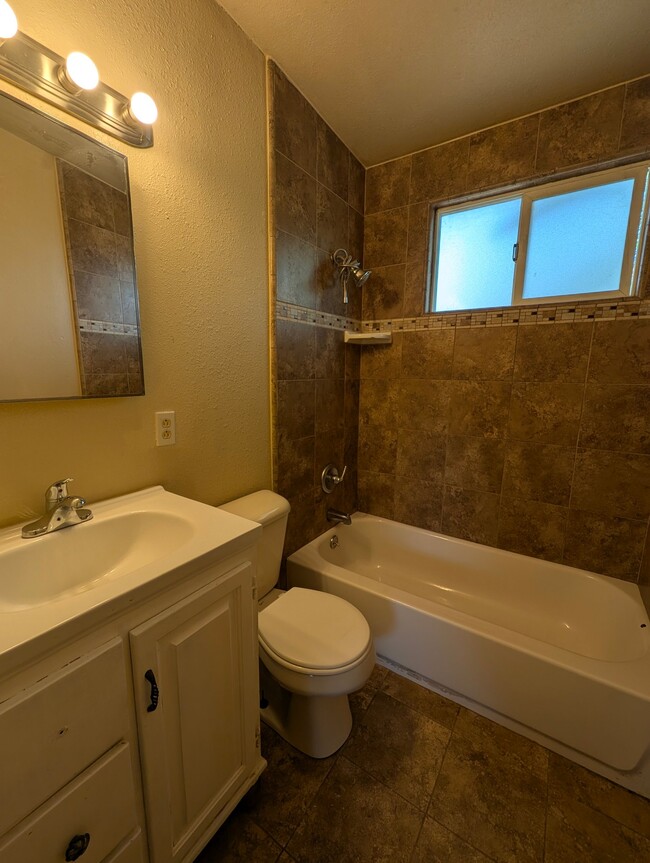 Photo - 1146 Siskiyou Ave