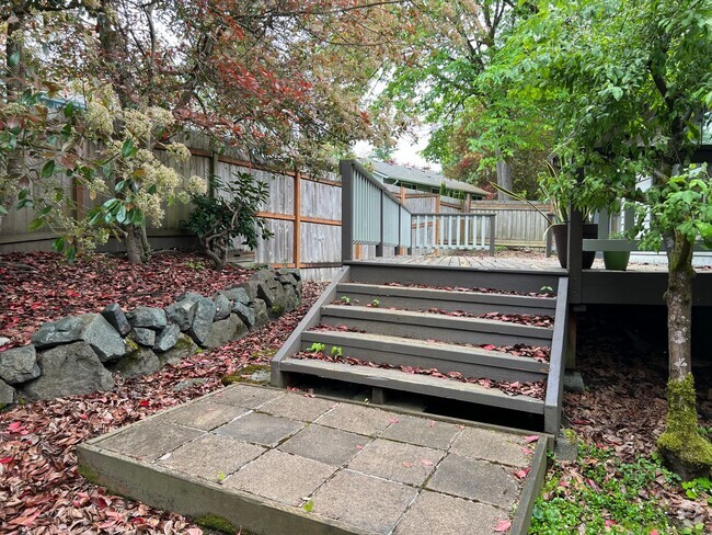 Building Photo - Private access to Lake Sammamish house