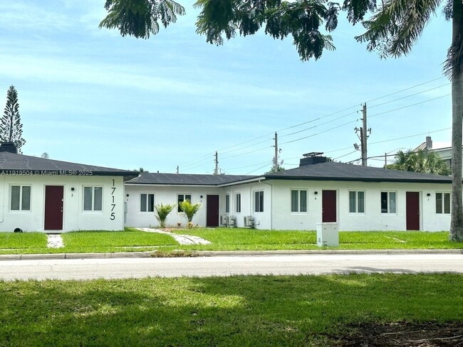 Building Photo - 17175 NE 19th Ave Unit 3