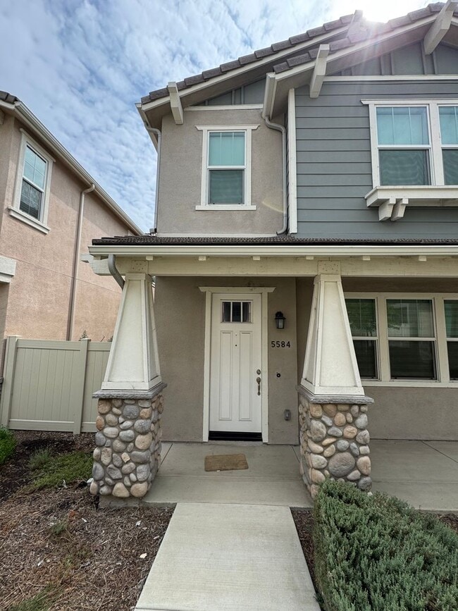 Photo - Modern 4-Bed, 2.5-Bath Detached Townhouse ...