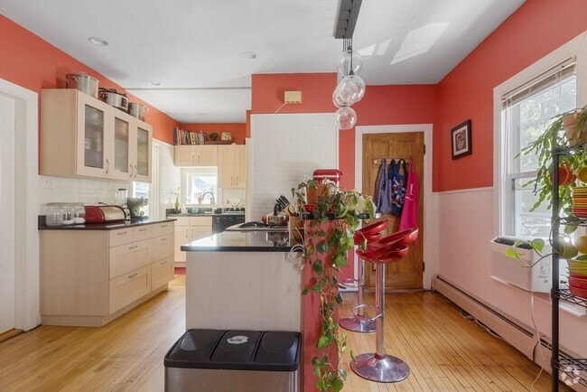 Building Photo - 26 Concord Ave Unit 2 Rental
