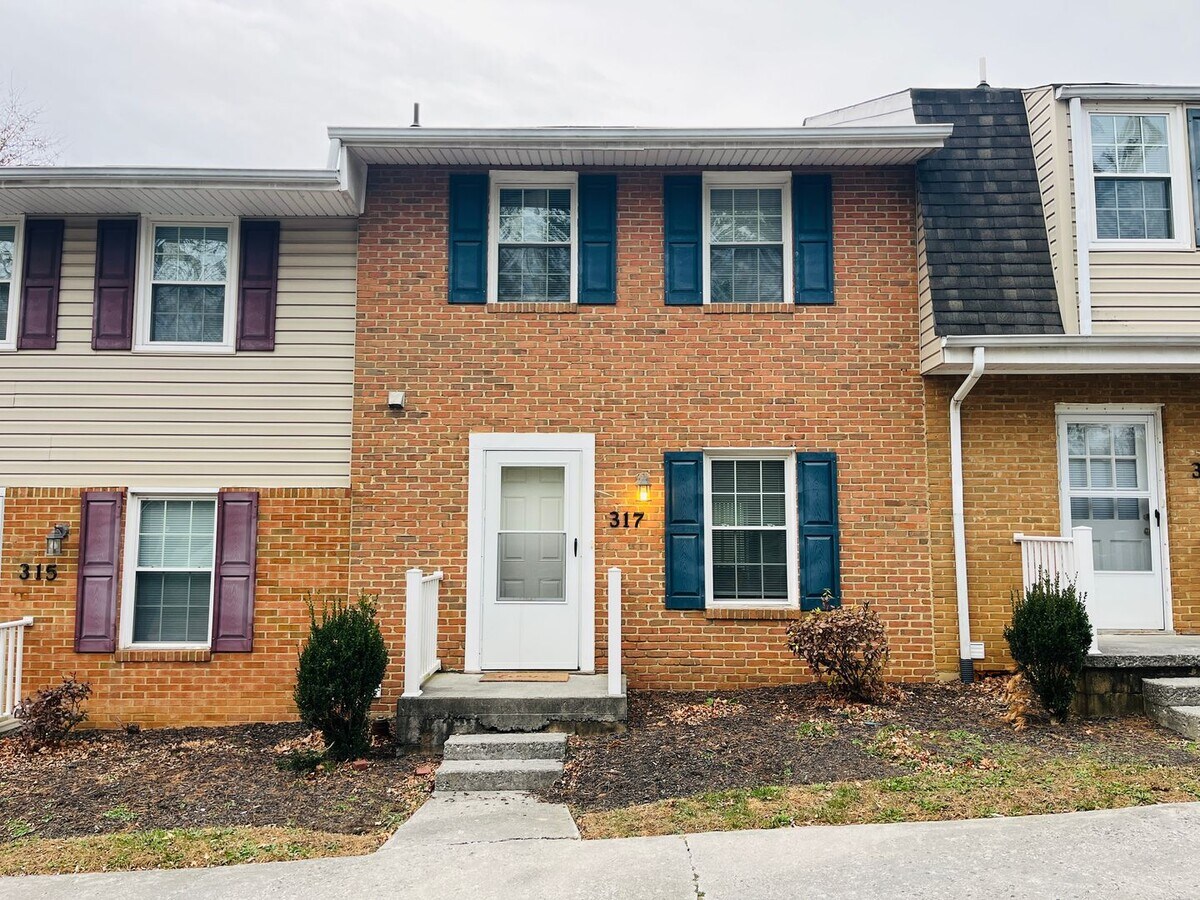 2 Bedroom, 1.5 Bath Townhouse - 2 Bedroom, 1.5 Bath Townhouse