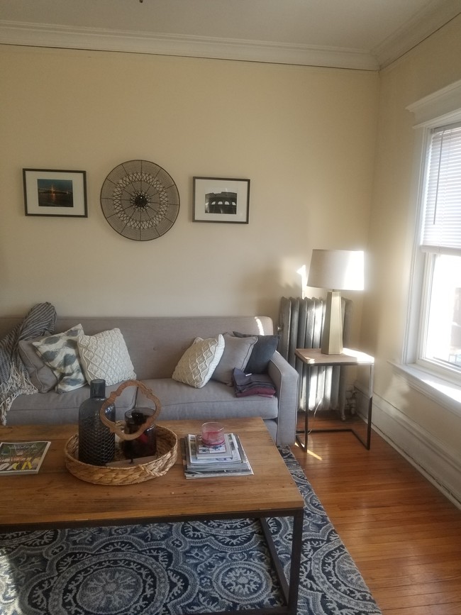 Building Photo - 3702 N Wilton Ave Unit 3 Rental