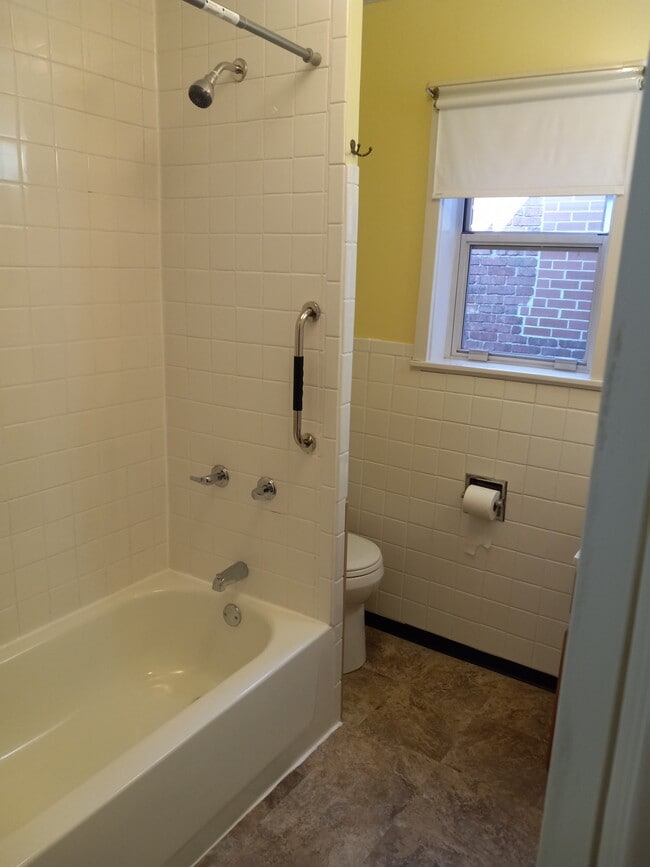Bathroom - 646 Beaver Ave Unit 2