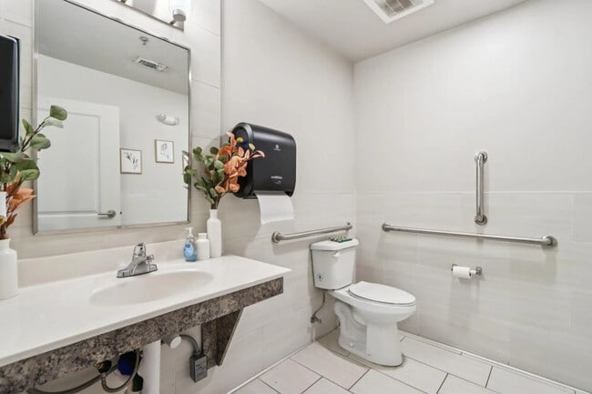 Lynne Village Apartments