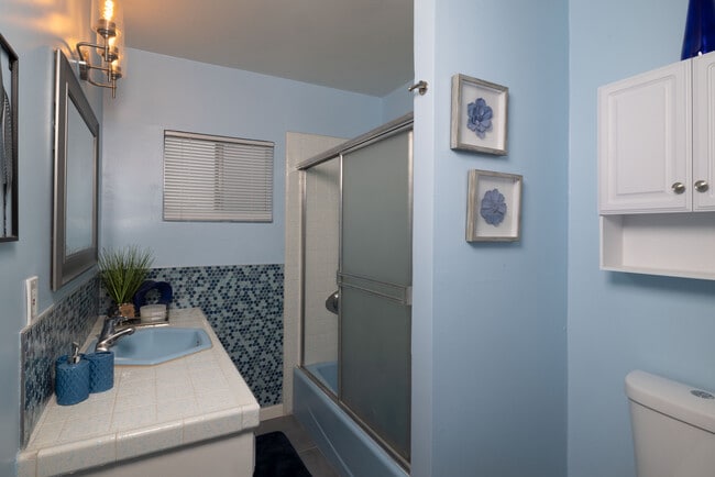 Baño privado con cama Queen - 2141 W 83rd -Furnished + Utilities Paid!