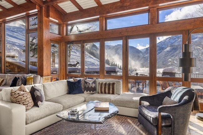 Photo - 472 Thunderbowl Ln