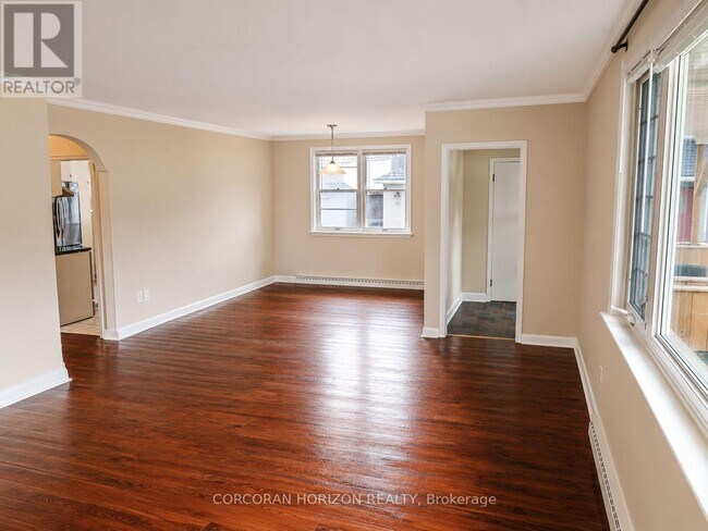 Photo - 20407B Leslie St