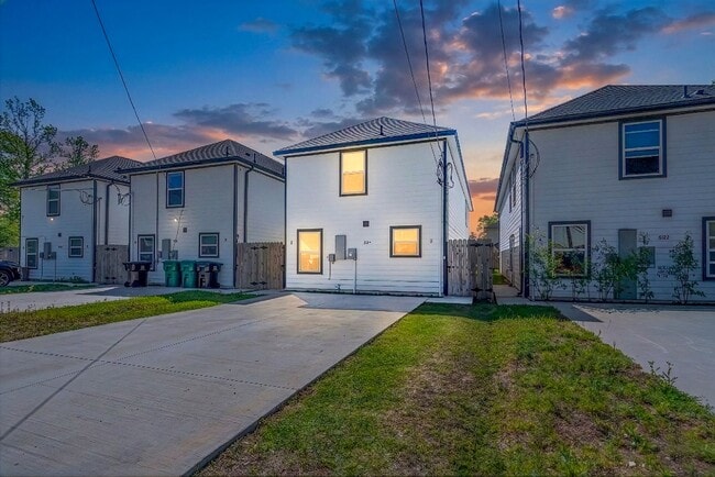 Building Photo - 8124 Sterlingshire St Unit A