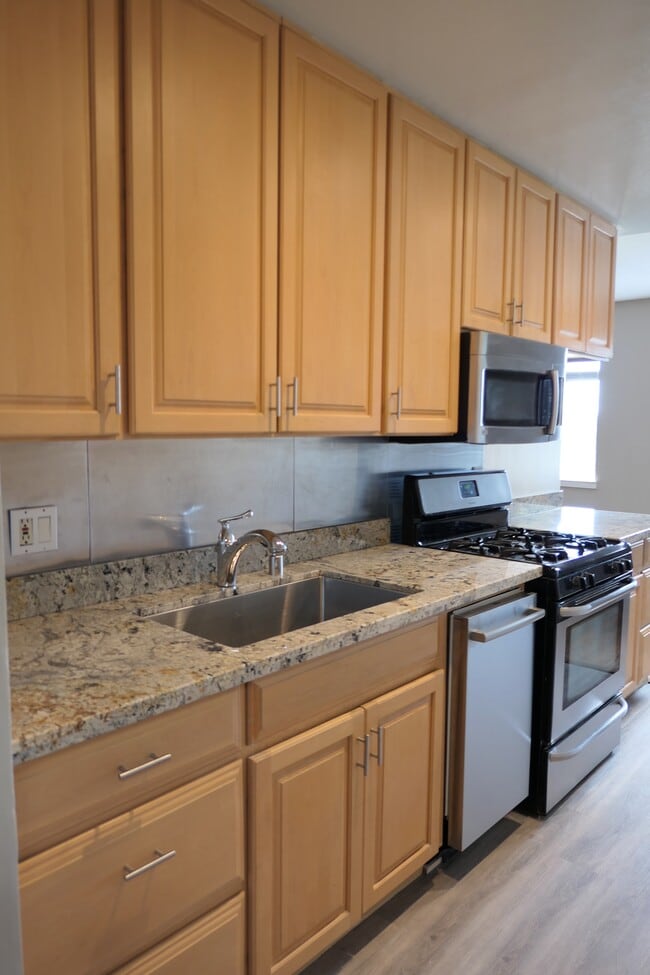 Photo - 2249 Bonar St