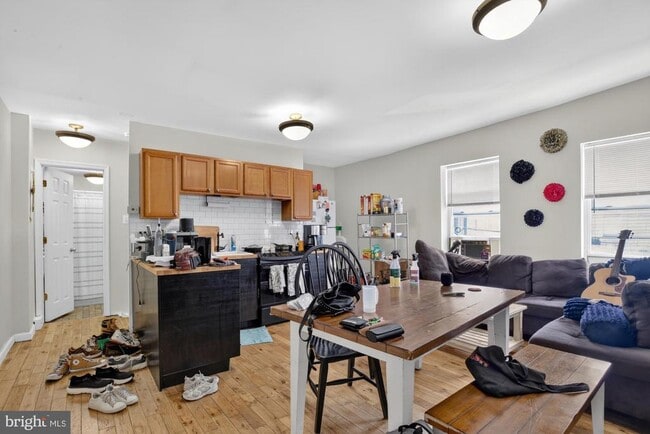 Building Photo - 1655 S Bancroft St Unit 2