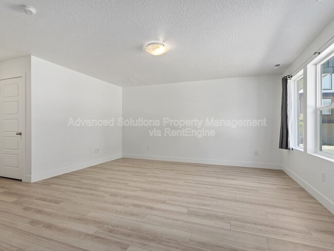 Photo - 142 Amboise Ct