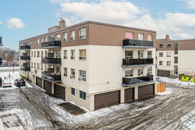 Photo - 3894 Bathurst St