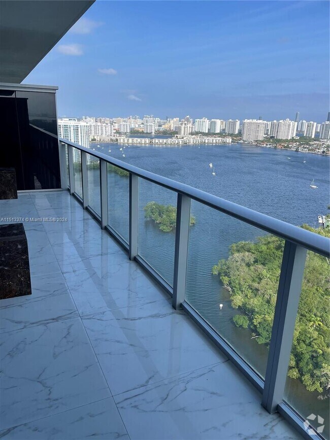 Building Photo - 16385 Biscayne Blvd Rental