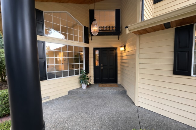Photo - Spacious 3-Bedroom Home with Sunroom in Private Lake Community – Everett