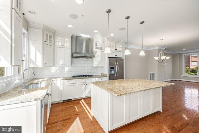 Photo - 4458 MacArthur Blvd NW