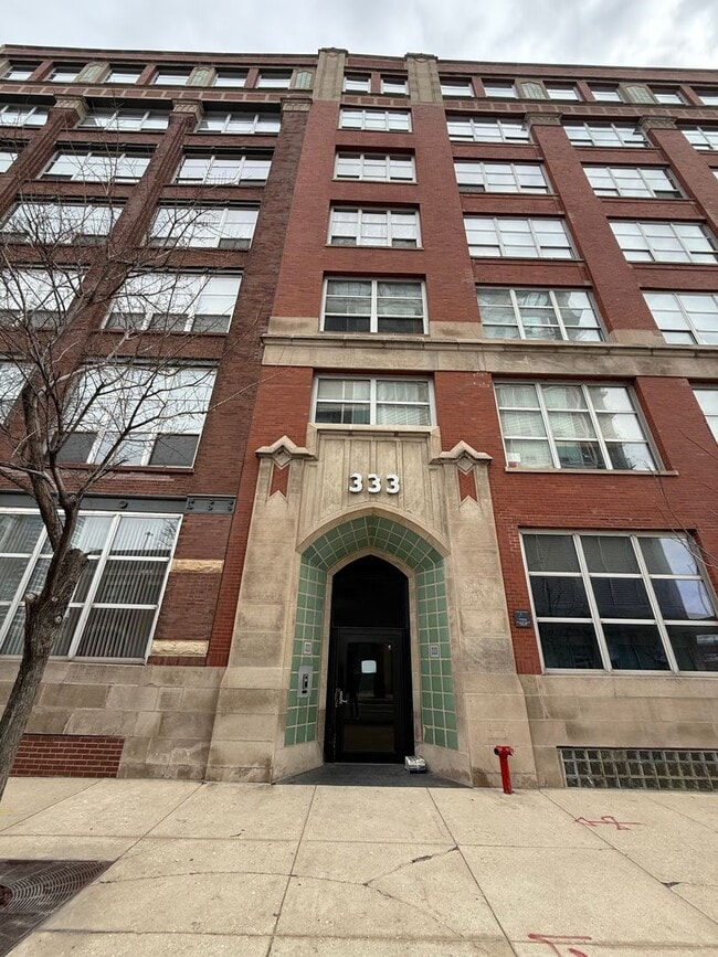 Photo - Great 1 Bedroom/1 Bath Great Location Close to Entertainment and Transportation!