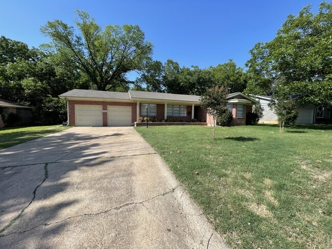 Building Photo - 1605 White Way Dr Rental