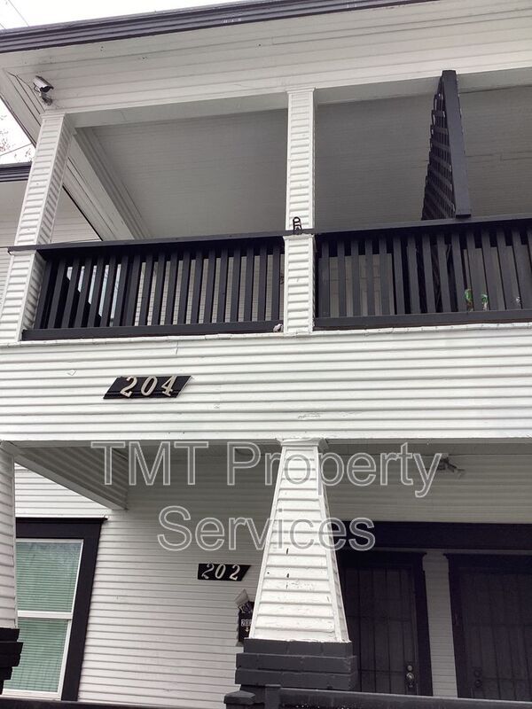 Photo - 204 W Oak St