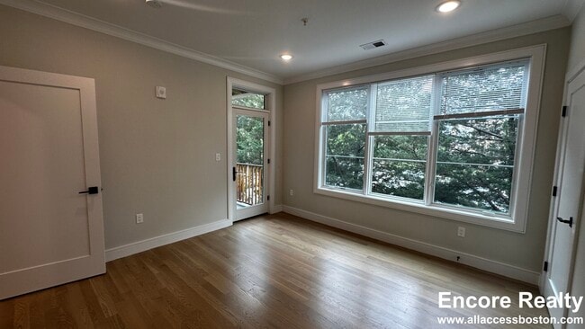 Building Photo - 108 Warren St Unit 3 Rental