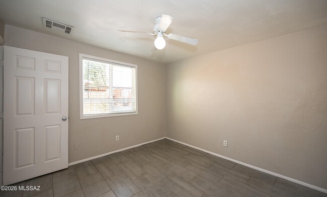 Building Photo - 810 E Linden St