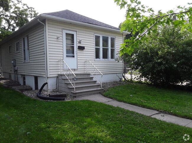 Building Photo - 706 8th St N Rental