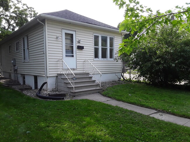 Photo - 706 8th St N House