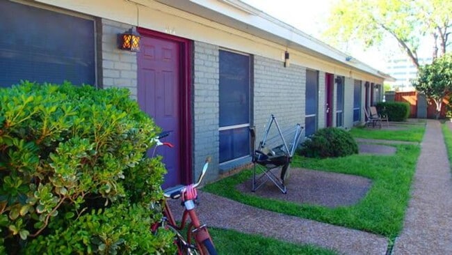 Photo - 608 W 51st St Unit #104