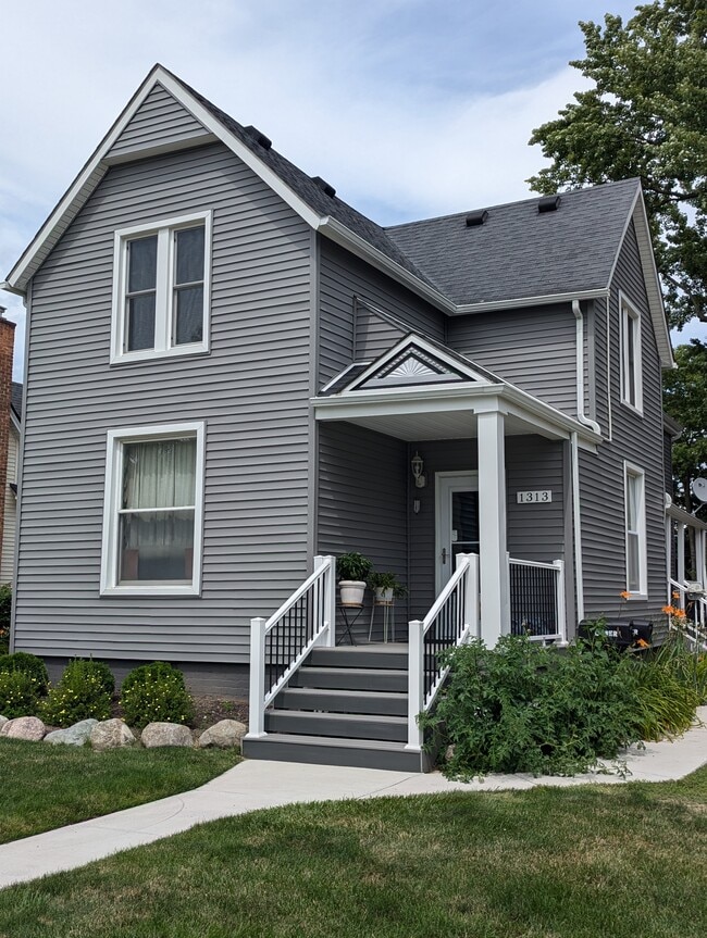 2nd Story 2 bdrm apt - 1313 Mason St Apartamentos Unidad Upper