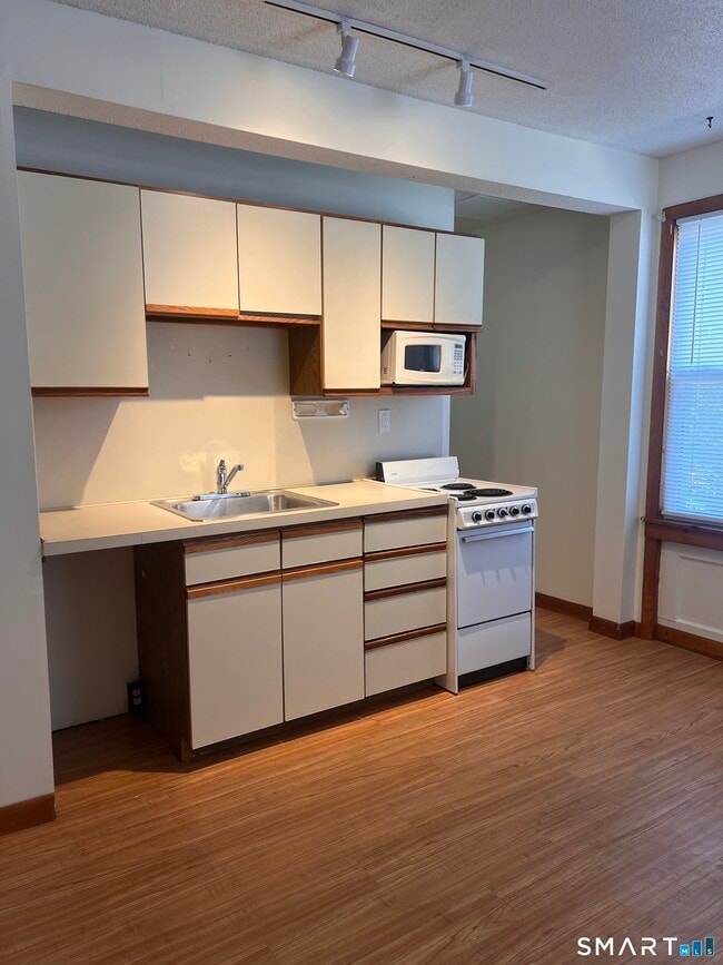 Building Photo - 49 Ledyard Ave Unit 1