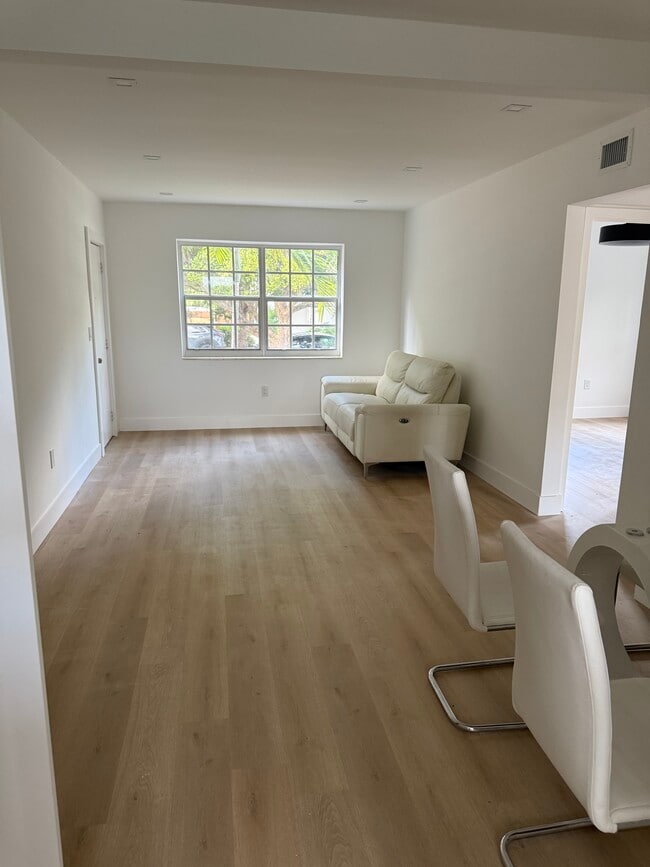 Building Photo - 2520 SW 27th St Unit #1