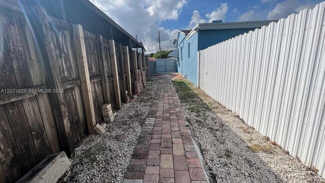 Photo - 2645 SW 33rd Ave Unit 2