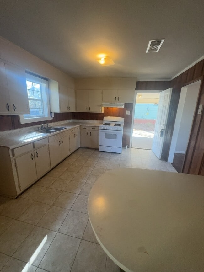 Photo - 905 Raymond Rd