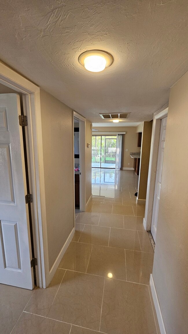 Foyer - 1124 SE 6th Ave