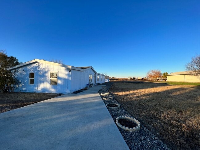 Country living close to town on 1 acre! - Country living close to town on 1 acre! House
