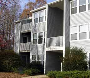 Building Photo - 1 BR, 1 BA Condo-3rd floor *Fresh paint throughout! * Easy to clean flooring only one year old. P...