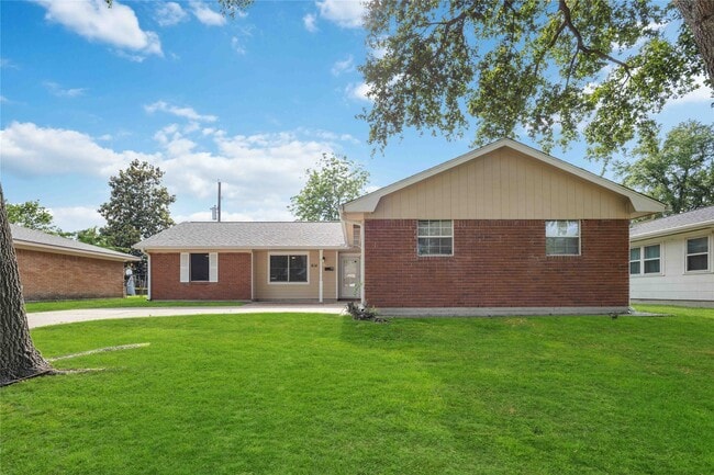 Photo - 814 Alyse St