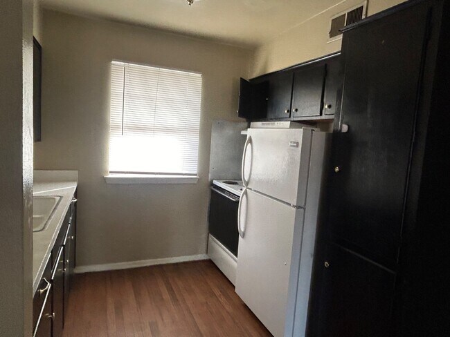 Photo - 1900 W 9th St