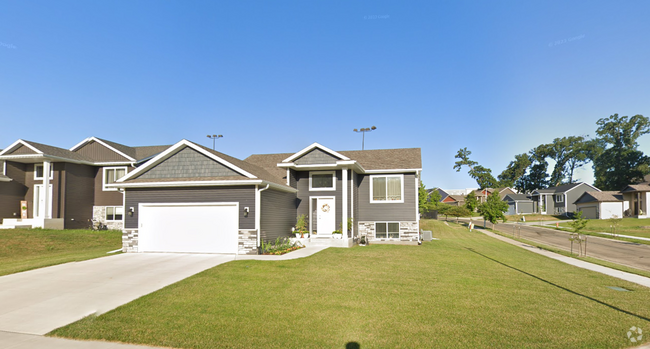 Building Photo - Beautiful and Spacious 4 Bedroom 3 Bath Av... Rental