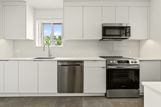 Building Photo - 4585 Av. Dupuis Unit 9