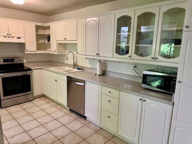 Kitchen - 440 Veteran Ave Unit 407