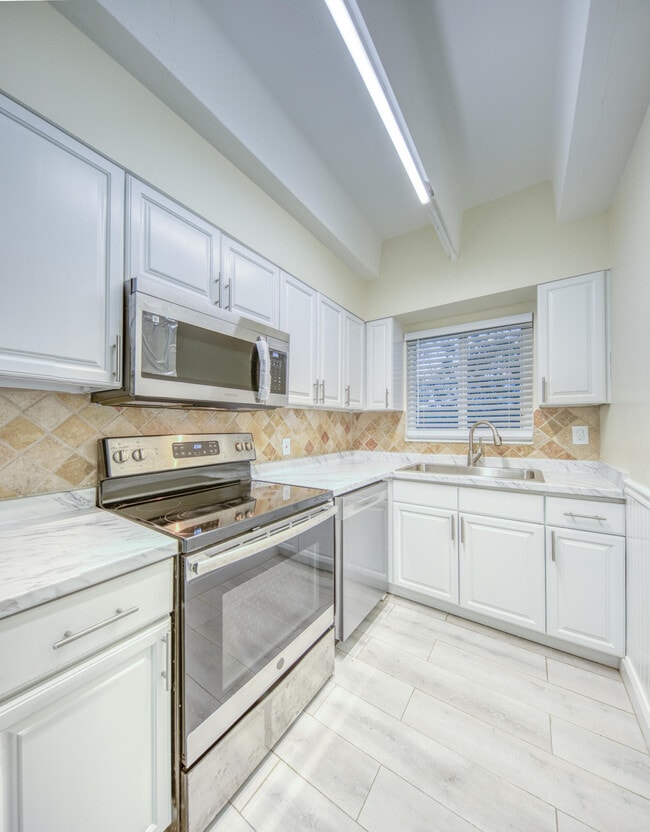 Building Photo - 1520 Lake Ave Unit 3a