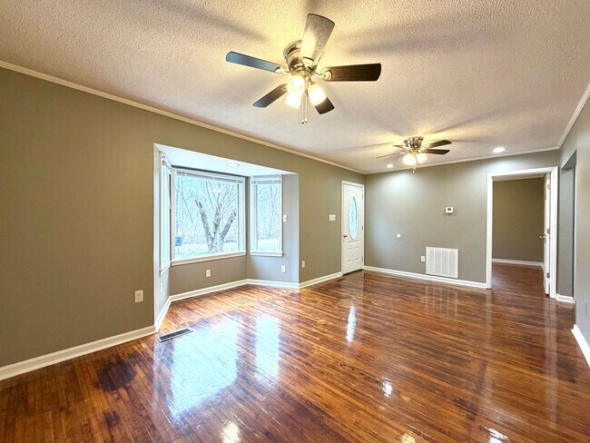 Photo - 838 Potters Ln