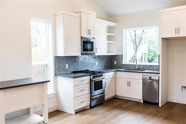 Photo - 409 W 35th St