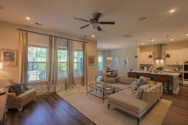 Photo - 2352 Lantern St