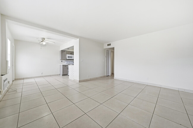 Photo - 810 Lake Shore Dr Unit 14