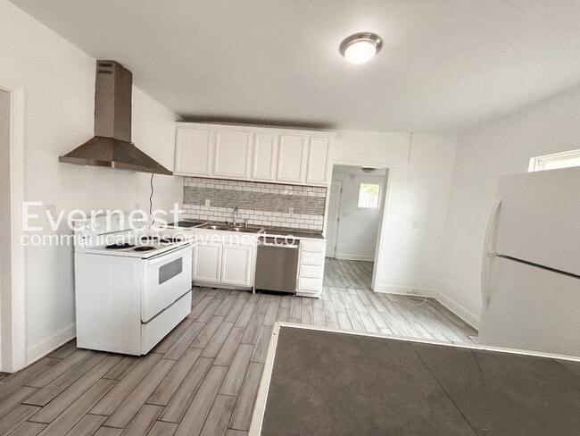 Photo - 1402 Avenue E
