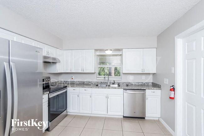 Photo - 738 Empress St SE